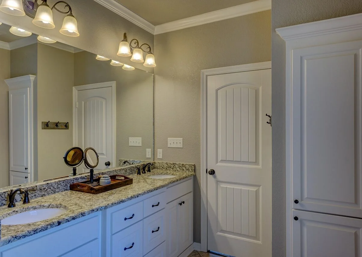 Mira Painting baño